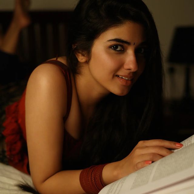 actress pragya nagra hot photos in saree getting viral