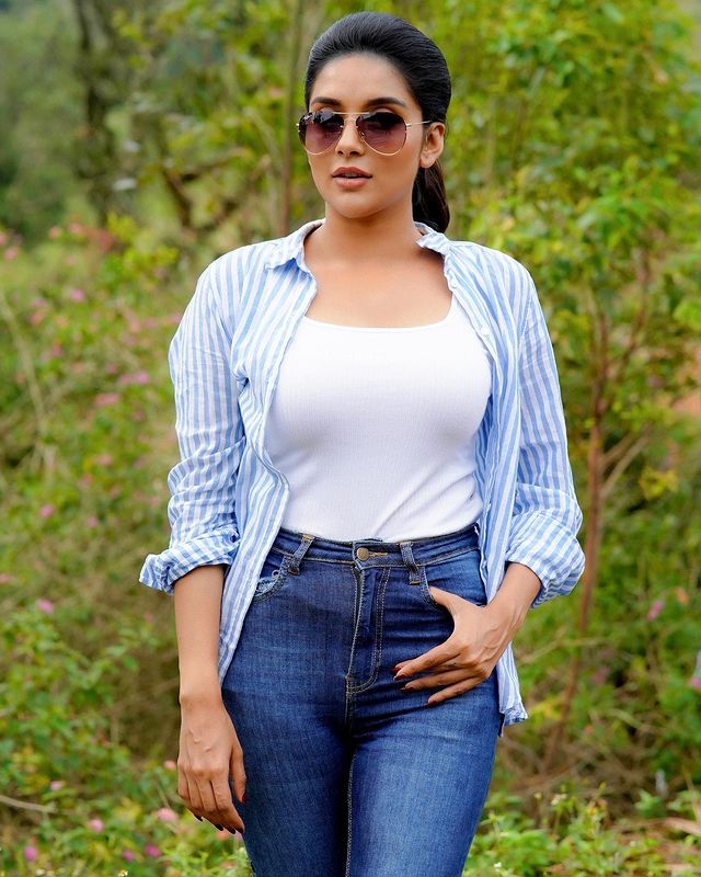 mahima nambiar hot photos in stylish modern dress getting viral