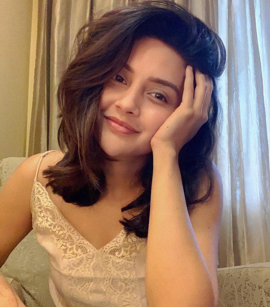 mahima nambiar hot photos in stylish modern dress getting viral