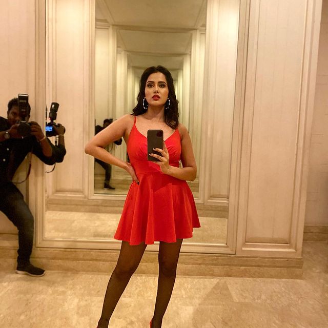 raiza wilson hot photos in red hot short gown getting viral