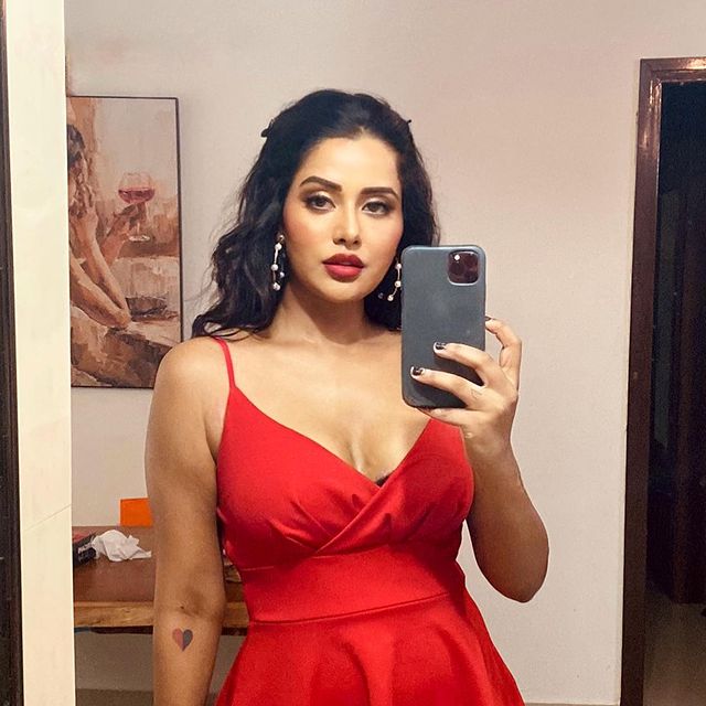 raiza wilson hot photos in red hot short gown getting viral