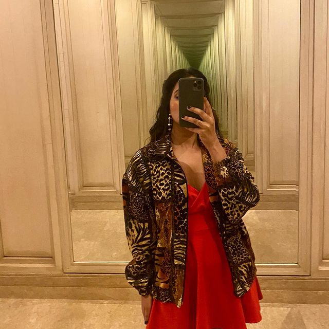 raiza wilson hot photos in red hot short gown getting viral