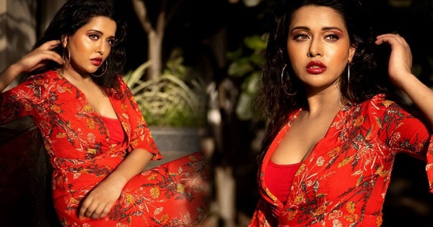 raiza wilson hot photos in red hot short gown getting viral