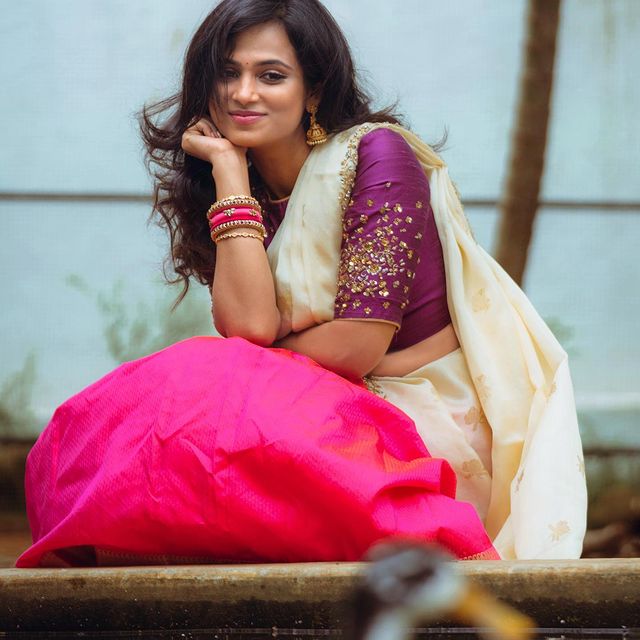 actress ramya pandian hot photos showing hip in glamour saree getting viral