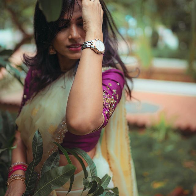 actress ramya pandian hot photos showing hip in glamour saree getting viral