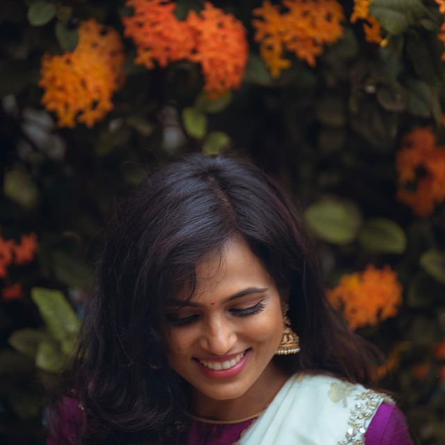 actress ramya pandian hot photos showing hip in glamour saree getting viral