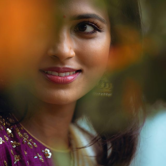 actress ramya pandian hot photos showing hip in glamour saree getting viral