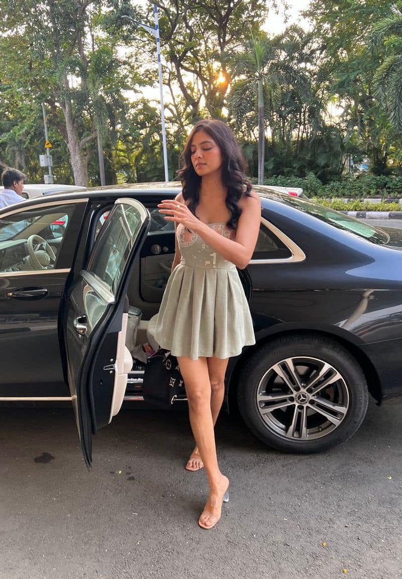 malavika mohanan hot photos showing glamour in social media