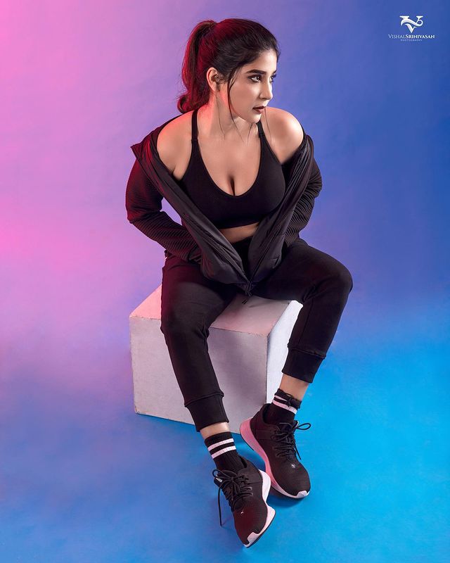 sakshi agarwal hot photos in glamour inners and pant