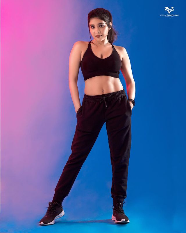 sakshi agarwal hot photos in glamour inners and pant