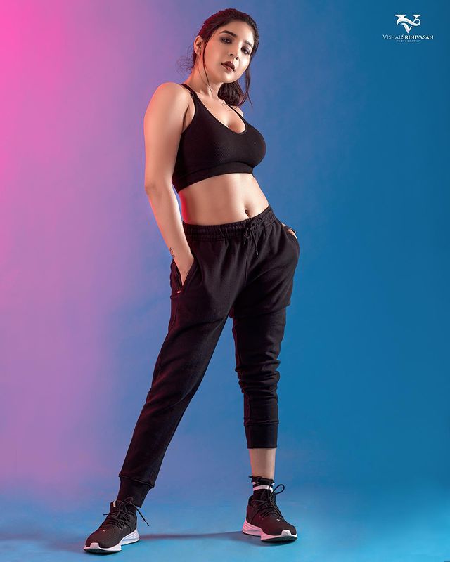 sakshi agarwal hot photos in glamour inners and pant