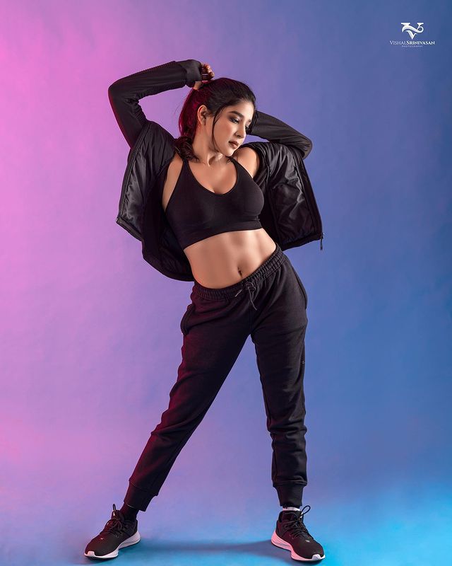 sakshi agarwal hot photos in glamour inners and pant