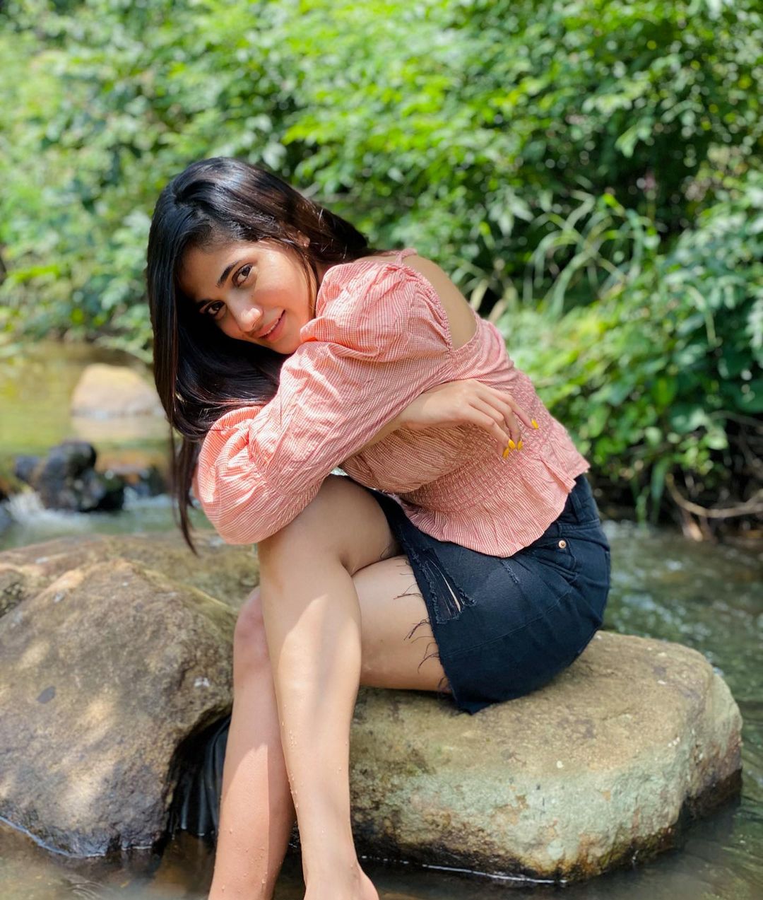 losliya latest hot photos getting viral on social media