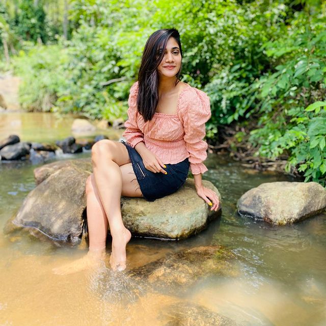 losliya latest hot photos getting viral on social media