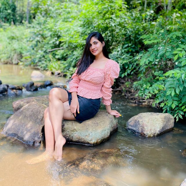 losliya latest hot photos getting viral on social media