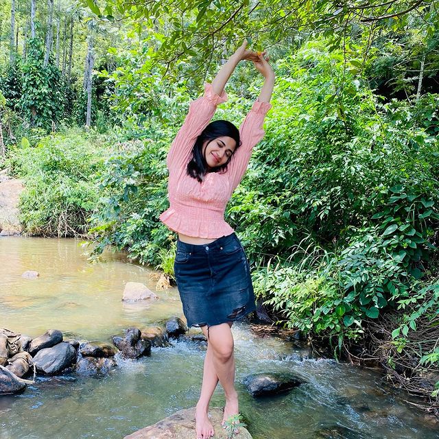 losliya latest hot photos getting viral on social media