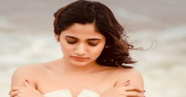 losliya latest hot photos getting viral on social media