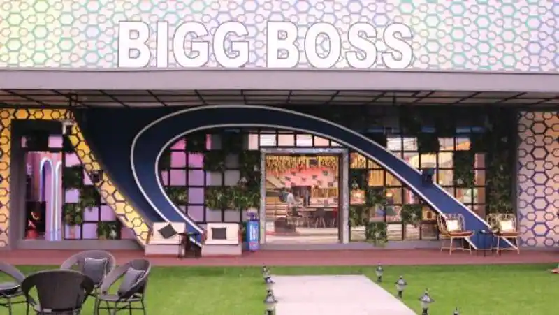 biggboss announced freeze task and contestants got emotional on seeing their family members after months
