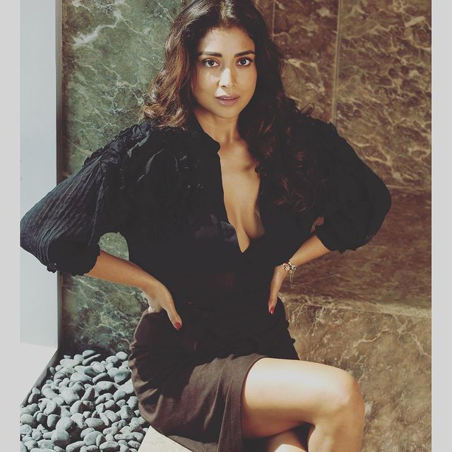 shriya saran hot photos in glamour dress getting viral