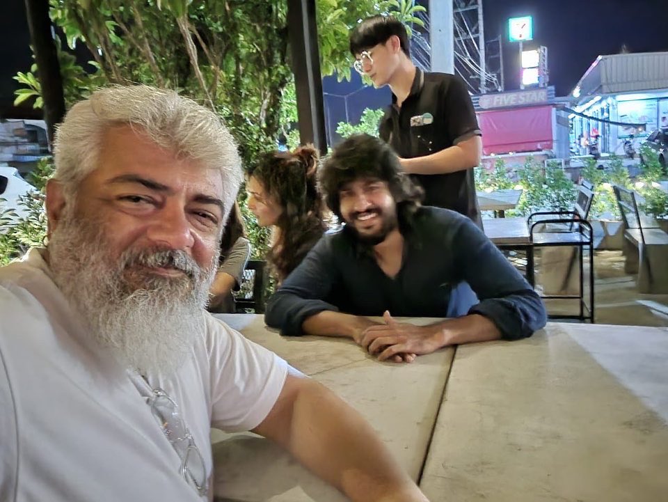 ajith kumar selfie with amir pavni and cibi photos trending