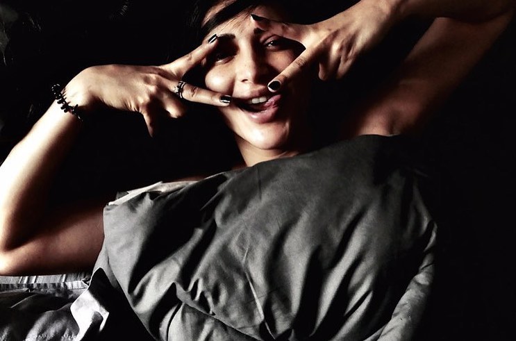 shruthi haasan hot photos on bed getting viral