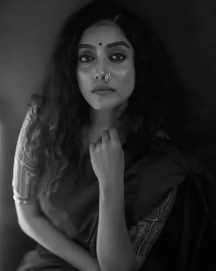 biggboss abirami hot moon tshirt photo and video getting likes and comments in social media