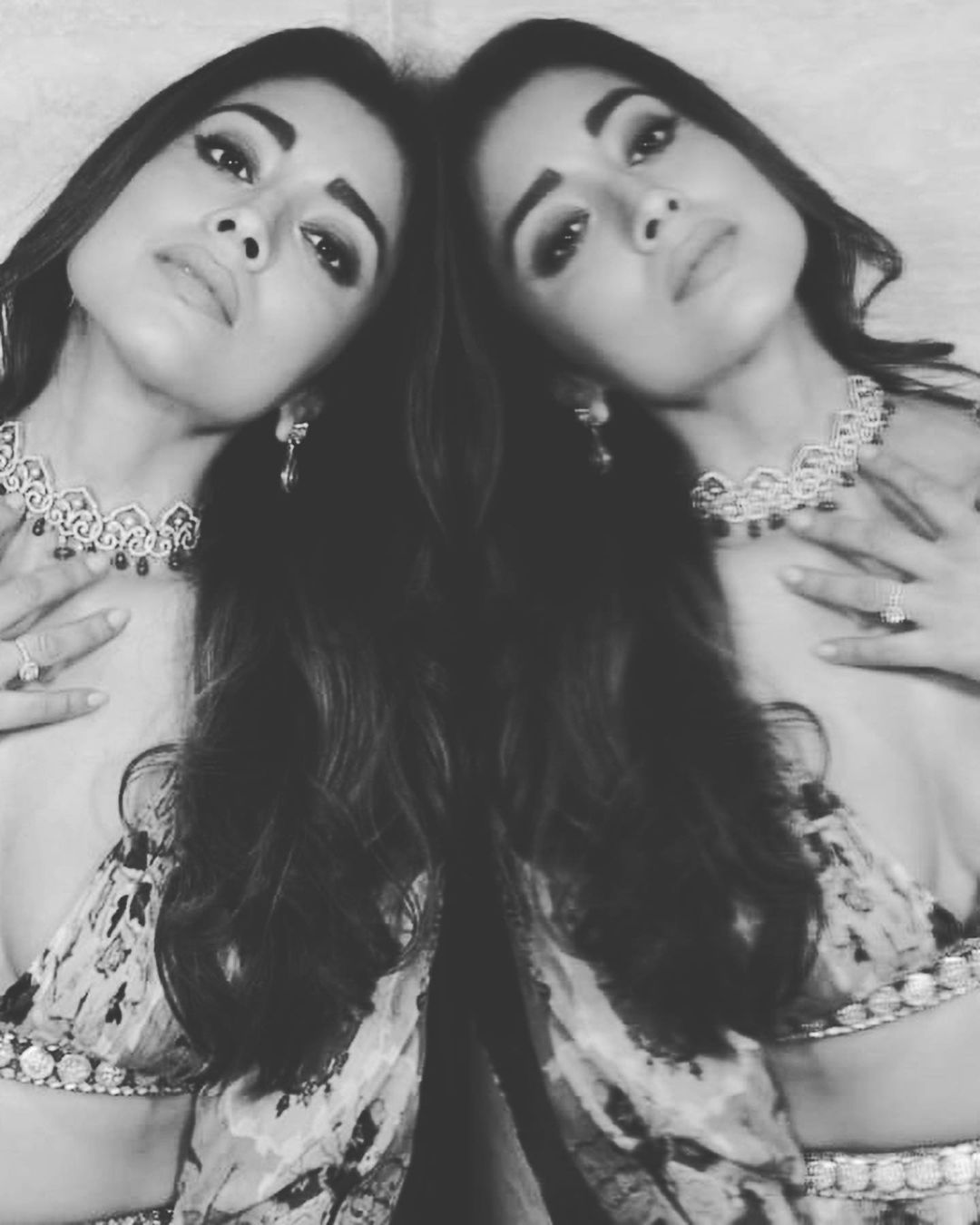 shriya saran hot photos in front of mirror getting viral