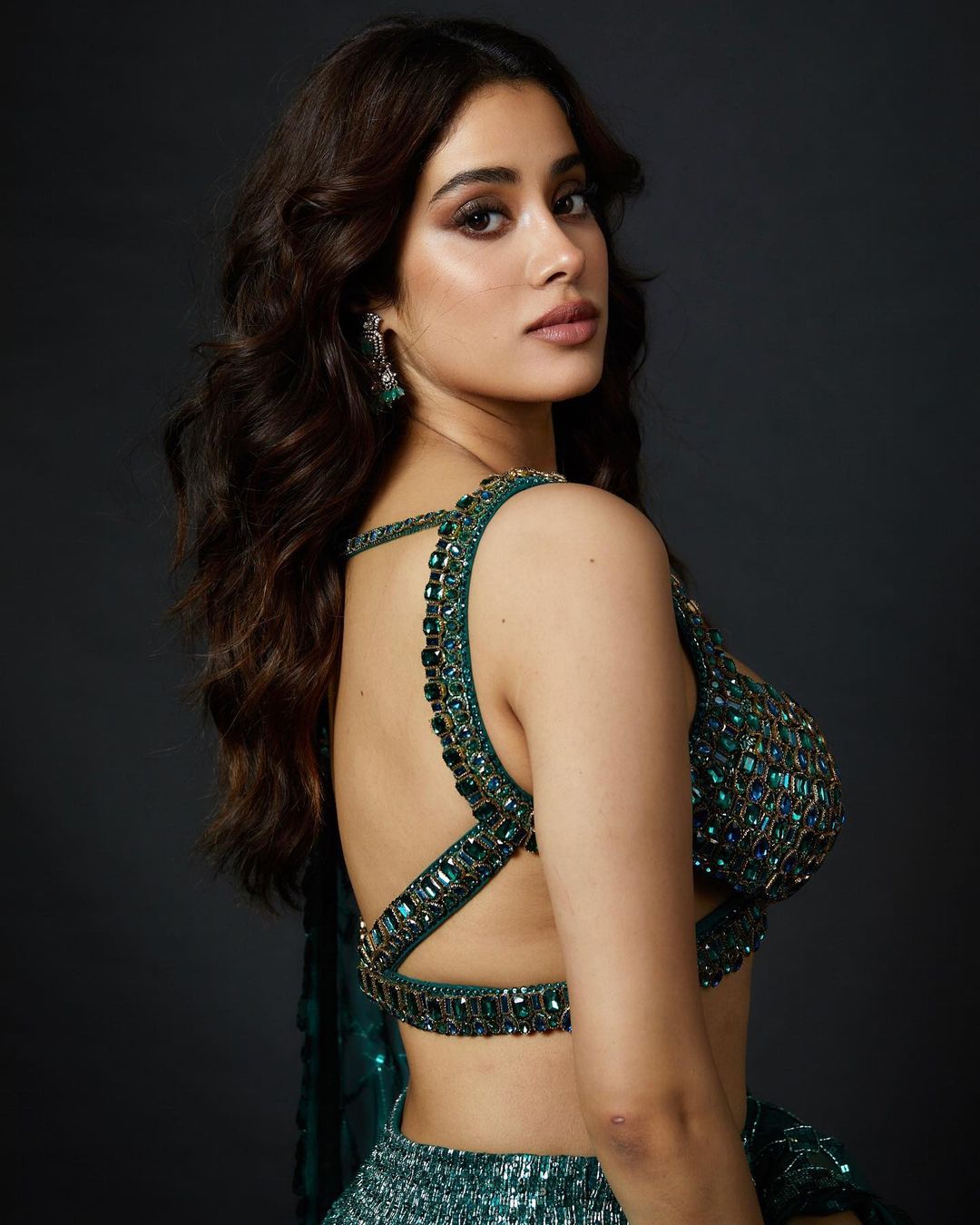 janhvi kapoor hot photos trending in social media