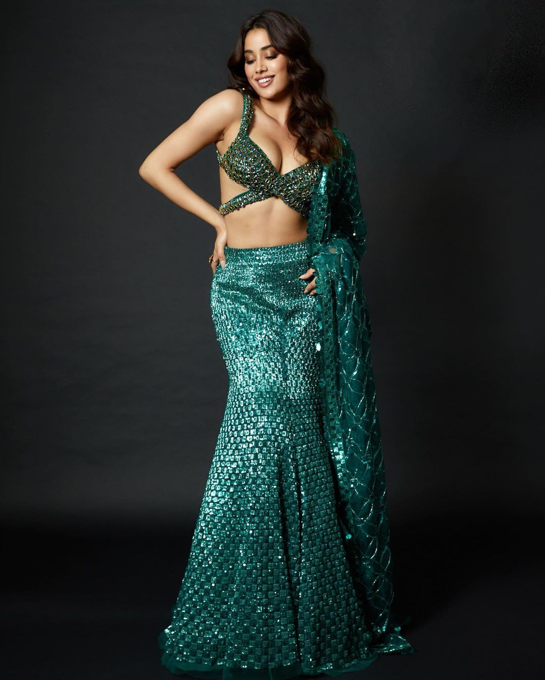 janhvi kapoor hot photos trending in social media