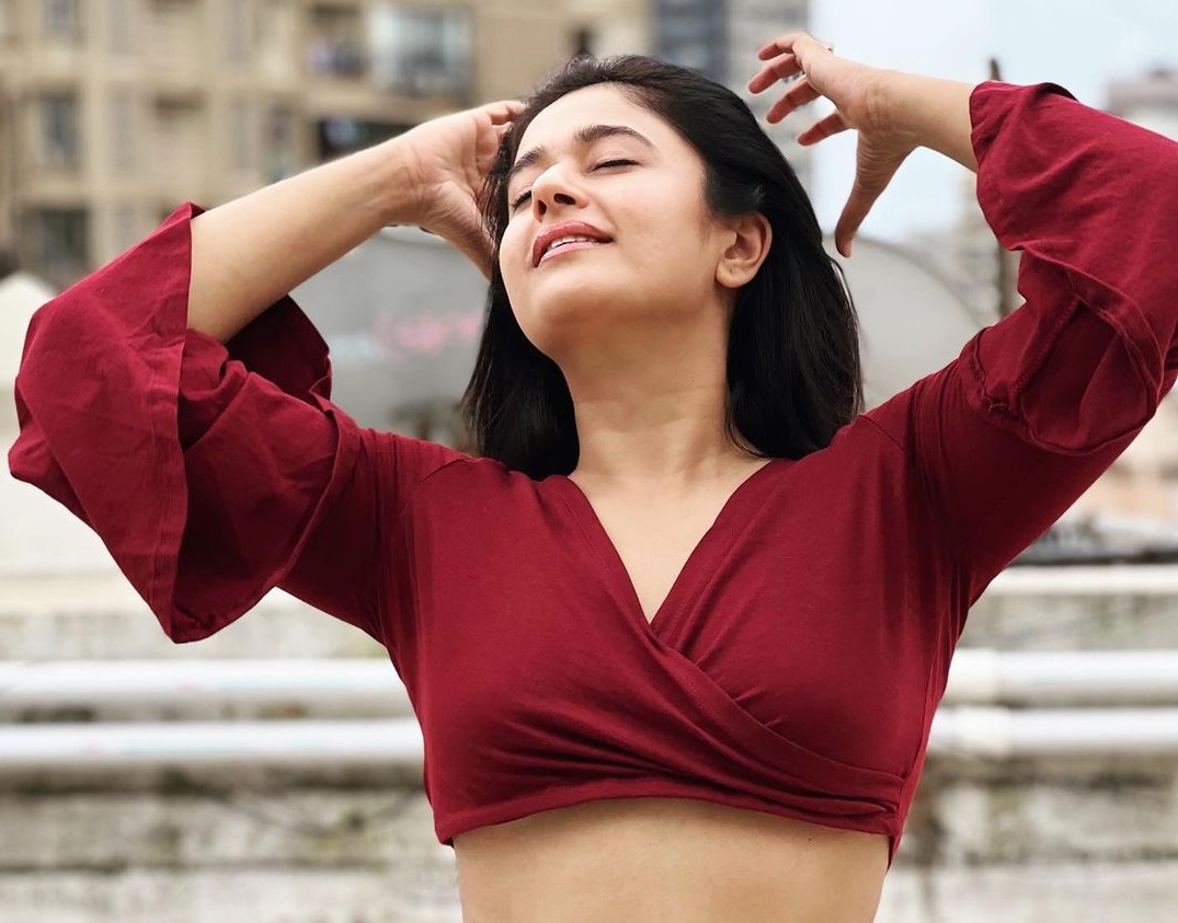 poonam bajwa hot photos showing navel glamour