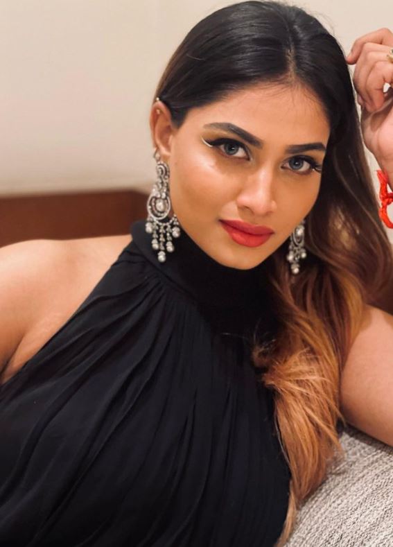 shivani narayanan hot photos in glamour dress