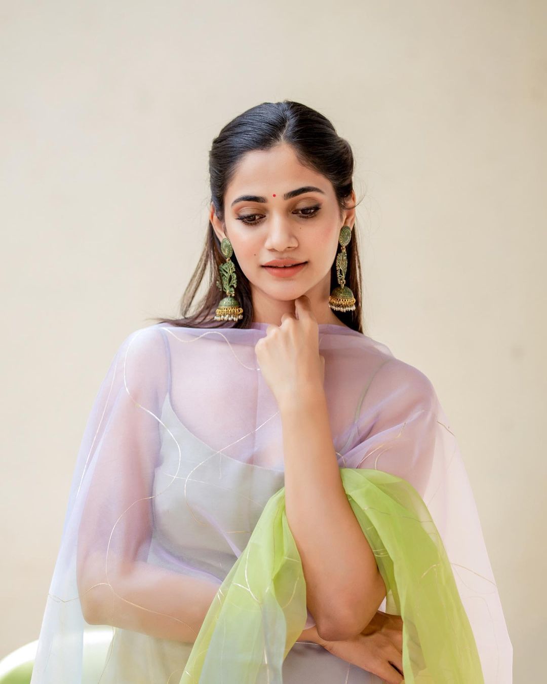 losliya hot photos in low neck dress getting viral