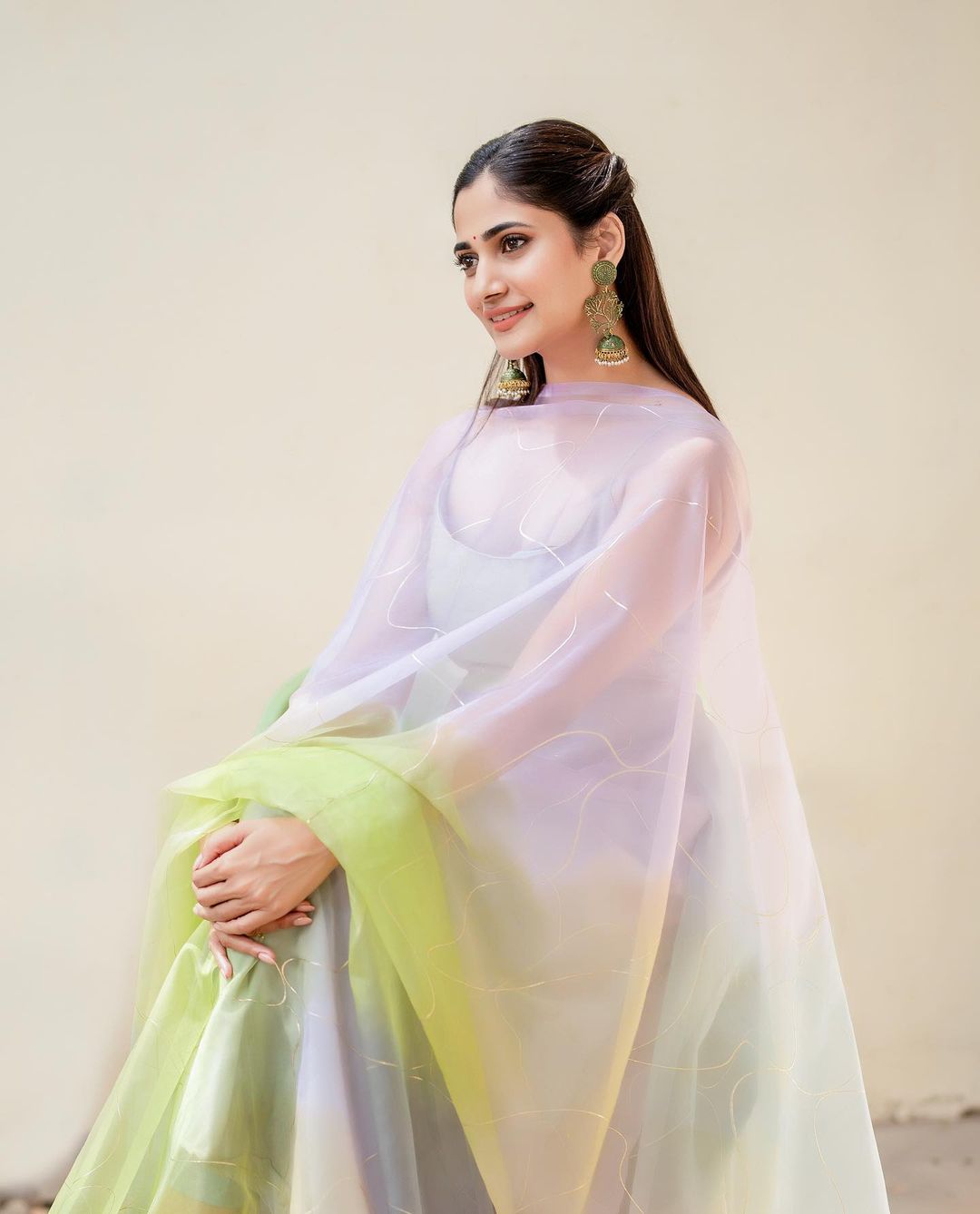 losliya hot photos in low neck dress getting viral