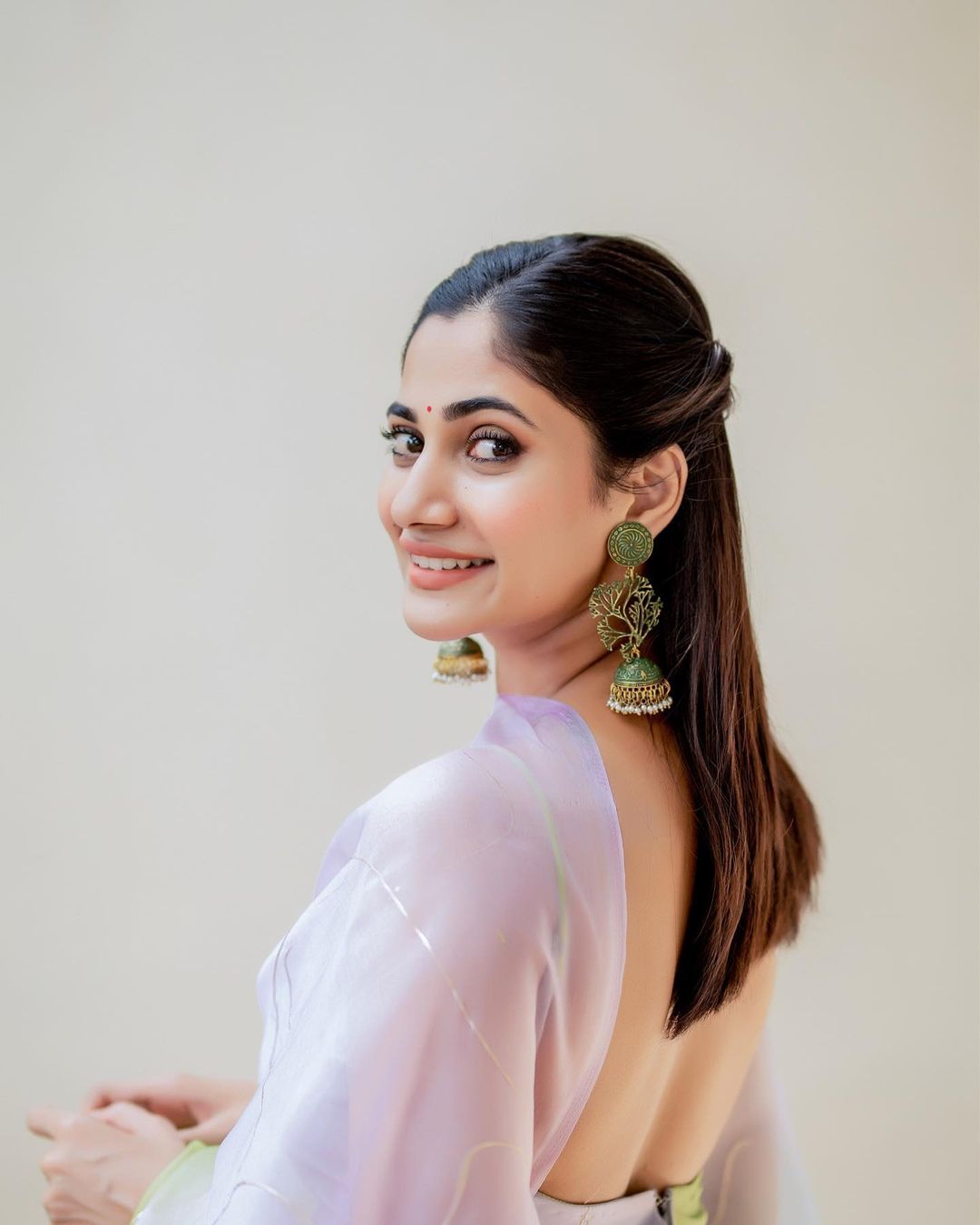 losliya hot photos in low neck dress getting viral