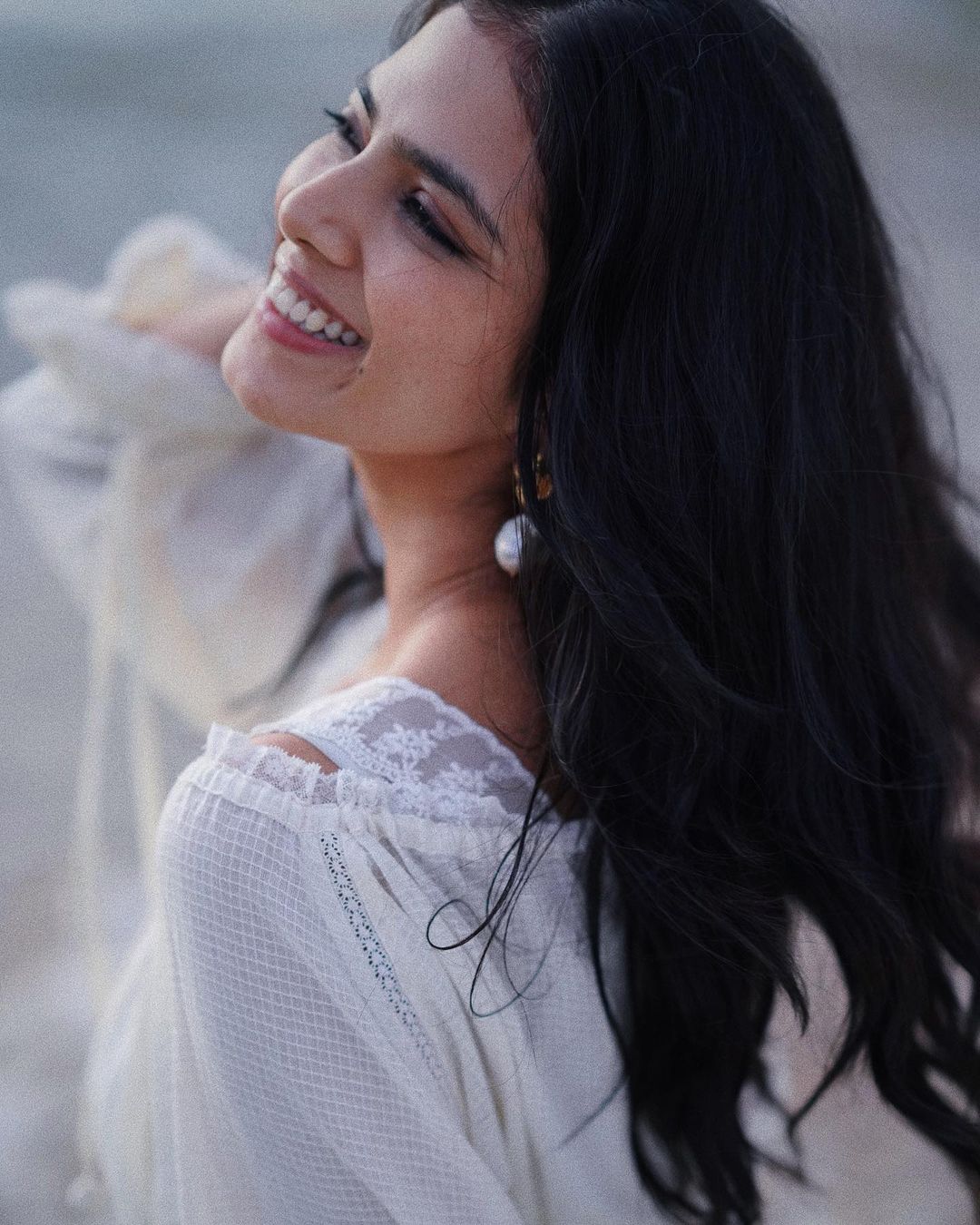 malavika mohanan hot photos playing in seashore