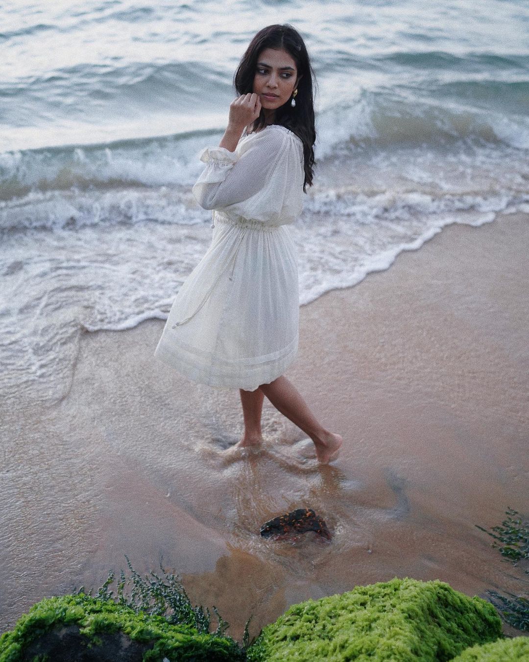 malavika mohanan hot photos playing in seashore