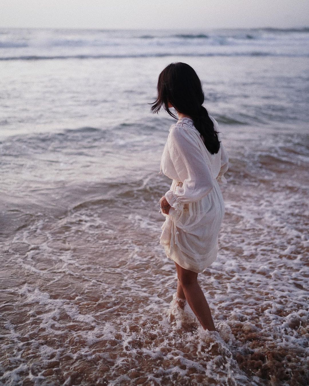 malavika mohanan hot photos playing in seashore