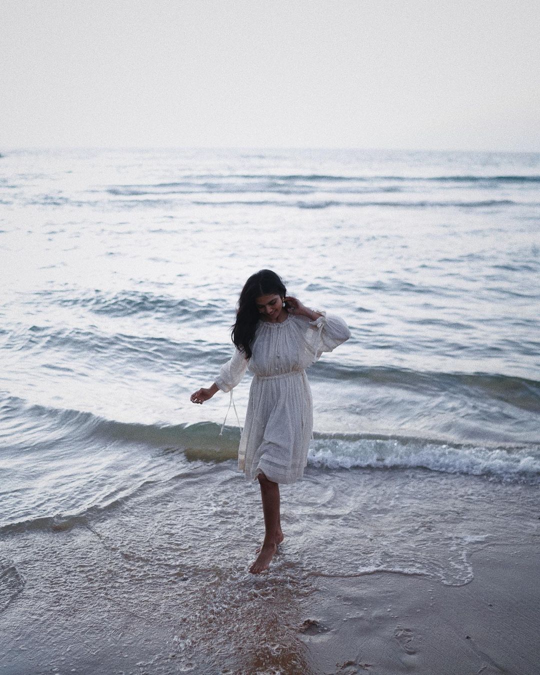 malavika mohanan hot photos playing in seashore