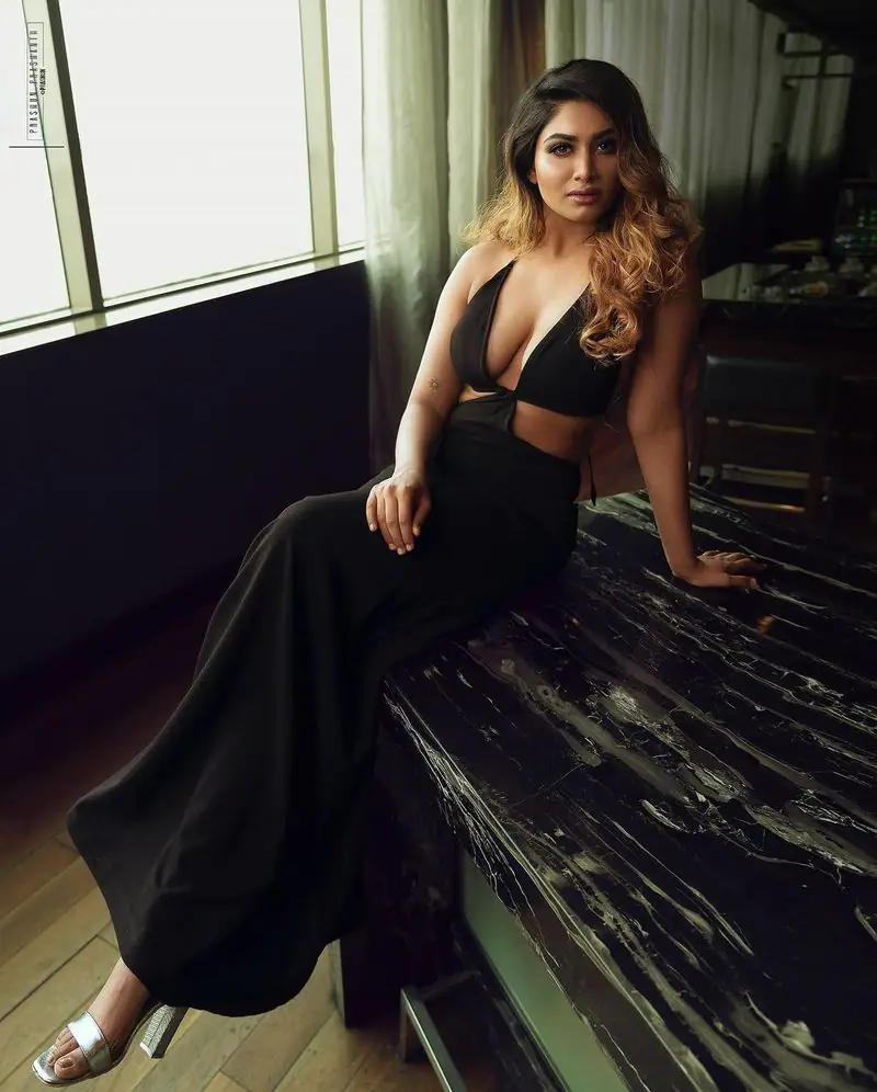 shivani narayanan hot photos showing structure getting viral