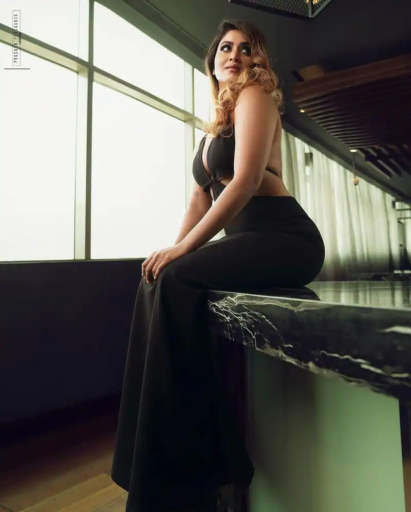 shivani narayanan hot photos showing structure getting viral