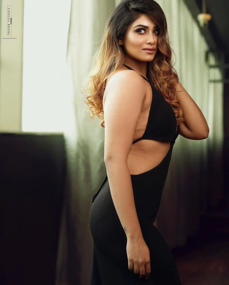 shivani narayanan hot photos showing structure getting viral