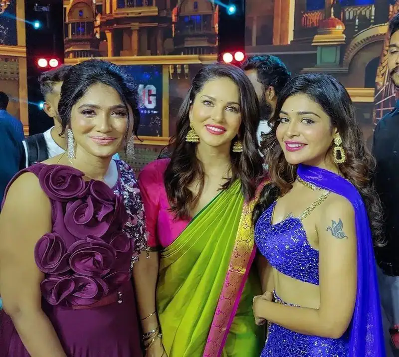 dharsha gupta cried in front of press meet persons for projecting her wrong video viral