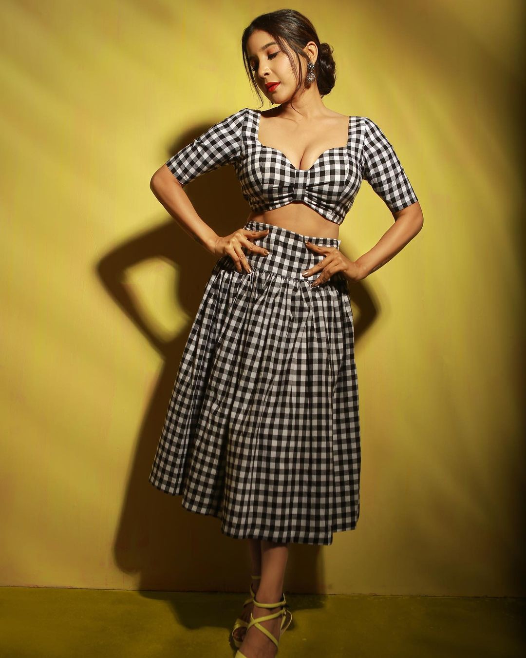 sakshi agarwal hot photos showing glamour in checked black and white gown