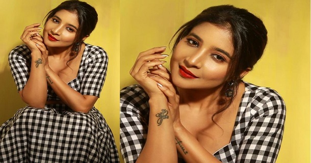 sakshi agarwal hot photos showing glamour in checked black and white gown