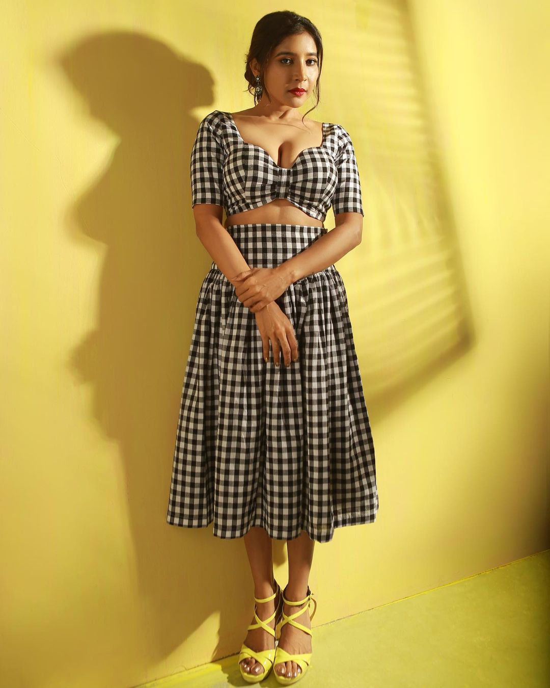 sakshi agarwal hot photos showing glamour in checked black and white gown