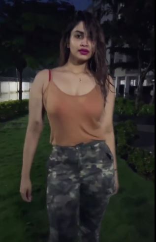 shivani narayanan hot video got wet in rain getting viral