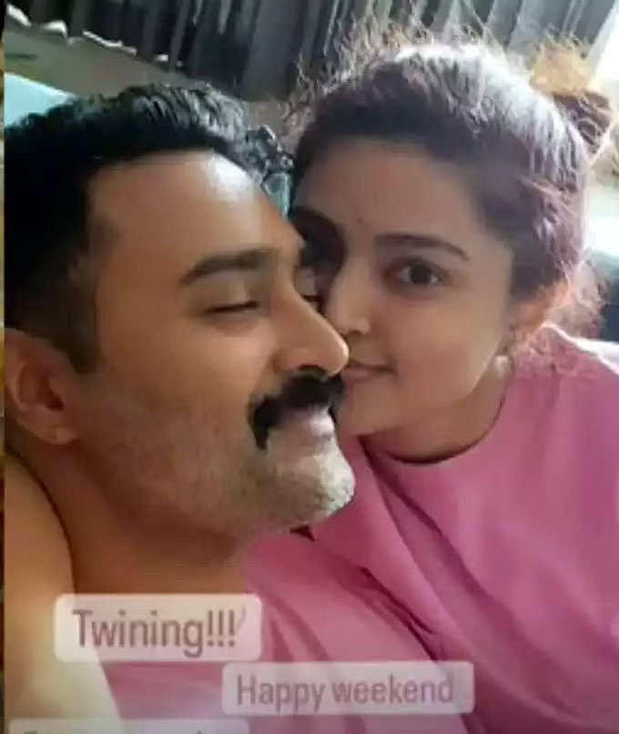 sneha posts selfie photo to stop rumours spreading about divorce