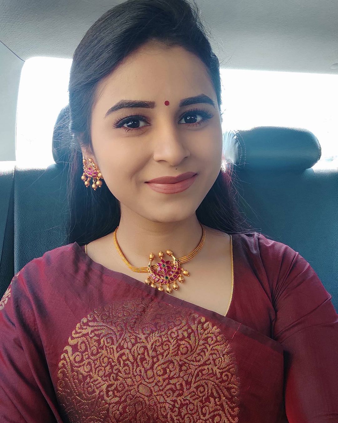 serial actress rithika soon get married and gives invitation to dd