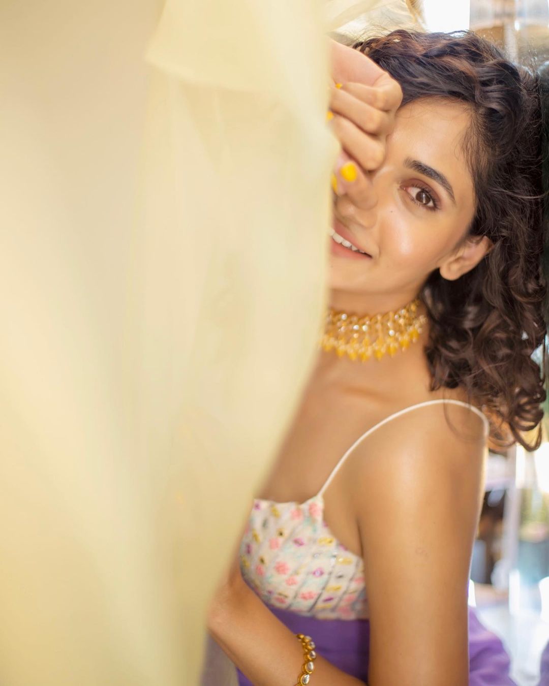 losliya hot photos and fans comments getting viral on social media