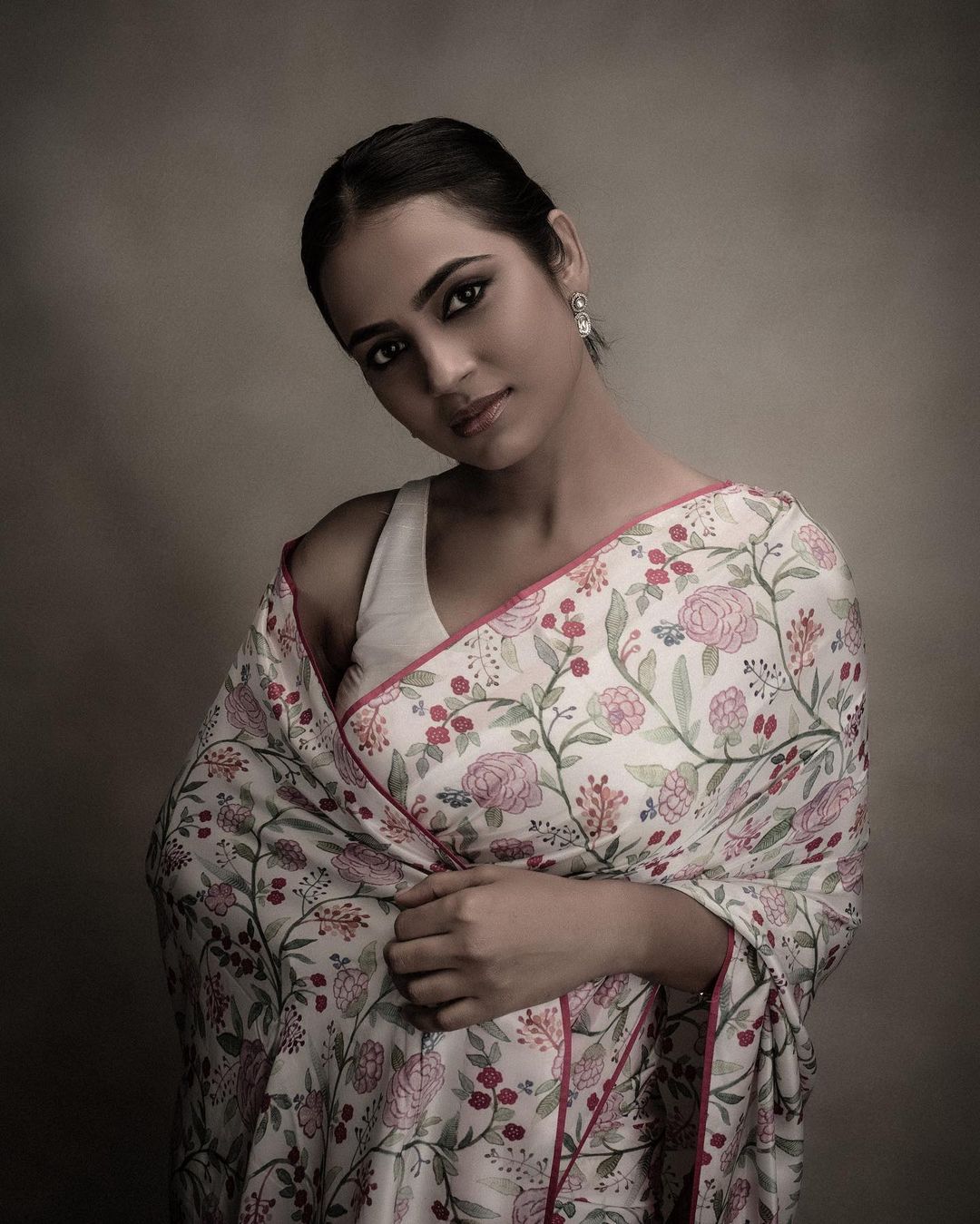 ramya pandian hot photos in classic model photoshoot